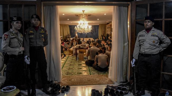 Sejumlah pelayat mendoakan jenazah mantan Kapolri Jenderal Polisi  Awaloedin Djamin di rumah duka di Kebayoran Baru, Jakarta, Kamis (31/1). [ANTARA FOTO/Dede Rizky Permana]