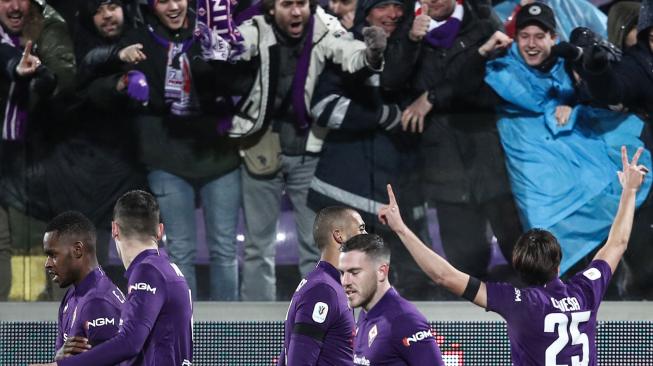 Para pemain Fiorentina merayakan kemenangan dengan para penggemar selama pertandingan lanjutan Coppa Italia antara Fiorentina melawan AS Roma di Stadion Artemio Franchi, Florence, Italia, Kamis (31/1) dini hari WIB. [Isabella BONOTTO / AFP]
