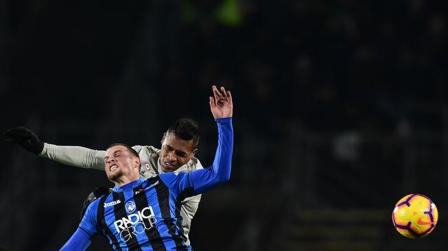 Bek Atalanta Hans Hateboer bersaing memperebutkan bola dengan bek Juventus Alex Sandro selama pertandingan lanjutan Coppa Italia antara Atalanta melawan Juventus di Stadion Atleti Azzuri d'Italia, Bergamo, Italia, Kamis (31/1) dini hari WIB. [Miguel MEDINA / AFP]
