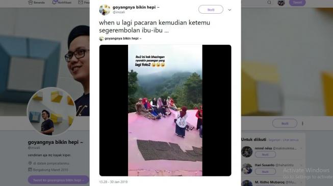 Sepasang kekasih yang diolok ibu-ibu. [Twitter]