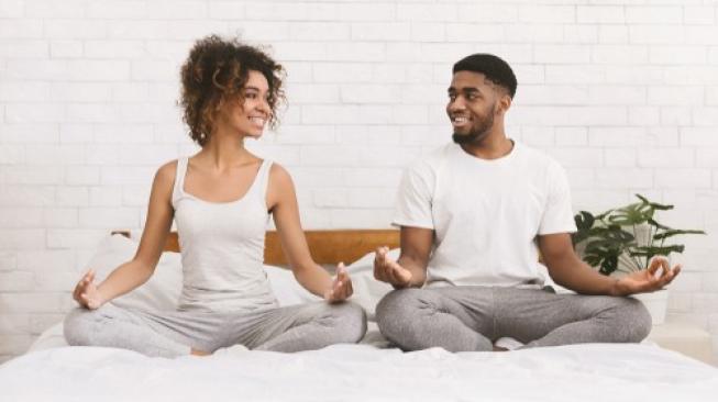 Ilustrasi pasangan meditasi di kamar tidur. (Shutterstock)