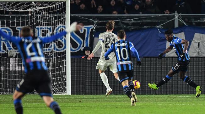 Pemain depan Atalanta Duvan Zapata menembak dan mencetak gol selama pertandingan lanjutan Coppa Italia antara Atalanta melawan Juventus di Stadion Atleti Azzuri d'Italia, Bergamo, Italia, Kamis (31/1) dini hari WIB. [Miguel MEDINA / AFP]