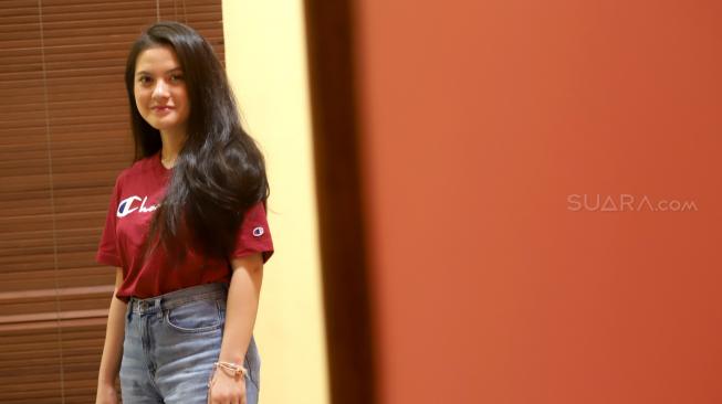 Artis Marsha Aruan berpose saat berkunjung di kantor Redaksi Suara.com, Jakarta, Rabu (30/1). [Suara.com/Muhaimin A Untung]