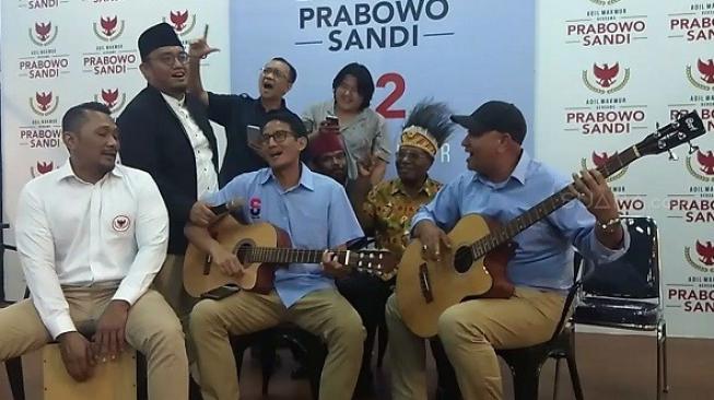 Dukung Ahmad Dhani, Sandiaga Nyanyikan Lagu Hadapi Dengan Senyuman