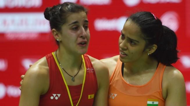 Pebulutangkis tunggal putri India, Saina Nehwal (kanan), menenangkan sang lawan, Carolina Marin, yang menangis karena mengalami cedera saat babak final Indonesia Masters 2019 di Istora Senayan, Jakarta, Minggu (27/1/2019). [AFP/Adek Berry]