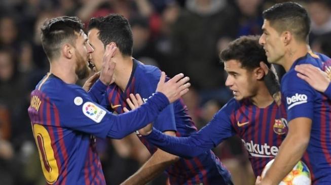 Gelandang Barcelona Philippe Coutinho (kedua kanan) merayakan golnya bersama Lionel Messi dan rekan setimnya saat mengalahkan  Sevilla di Copa del rey. LLUIS GENE / AFP