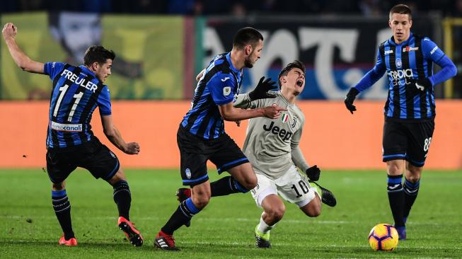 Bek Atalanta Berat Djimsiti menghadang pemain depan Juventus Paulo Dybala selama pertandingan lanjutan Coppa Italia antara Atalanta melawan Juventus di Stadion Atleti Azzuri d'Italia, Bergamo, Italia, Kamis (31/1) dini hari WIB. [Miguel MEDINA / AFP]