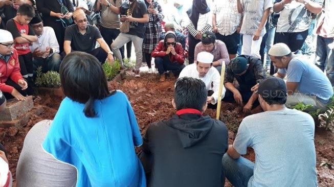 Suasana pemakaman Saphira Indah. [Ismail/Suara.com]