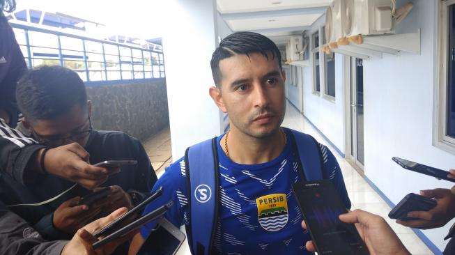 Penyerang Persib Bandung Esteban Vizcarra ditemui awak media usai latihan rutin di lapangan Arcamanik, Bandung, Jawa Barat, Kamis (31/1/2019). [Suara.com/Aminuddin]