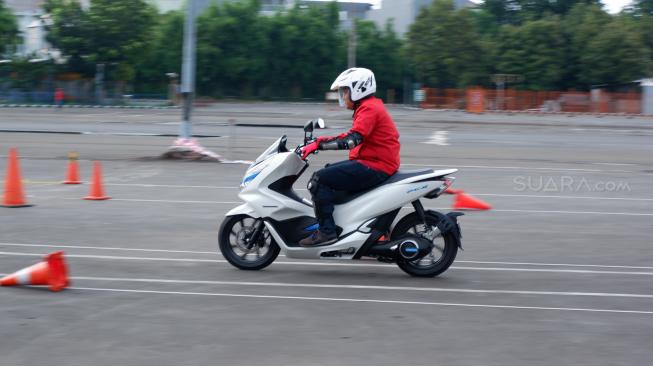 Honda PCX Electric saat test ride [Suara.com/Manuel Jeghesta Nainggolan].