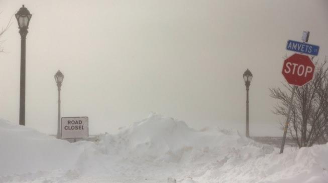 Pemandangan dari sebuah jalan yang ditutup saat fenomena "polar vortex" di Buffalo, New York, Amerika Serikat, Kamis (31/1/2019). ANTARA FOTO/REUTERS/Lindsay DeDario