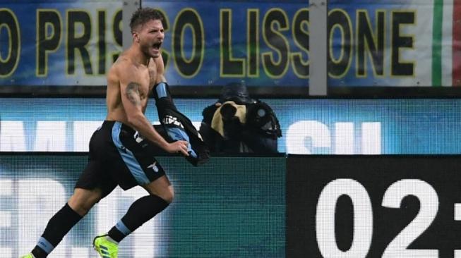 Penyerang Lazio asal Italia, Ciro Immobile, merayakan golnya ke gawang Inter Milan babak perempat final Coppa Italia di Giuseppe Meazza, Kamis (31/1/2019). [AFP/Miguel Medina]