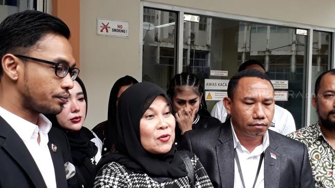 Nenek Amanine, Maryke Haris Pohu  di kantor KPAI, Jumat (1/2/2019). (Wahyu Tri Laksono/Suara.com)