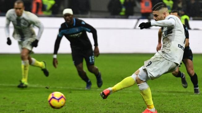 Striker Inter Milan, Mauro Icardi, mengeksekusi tendangan penalti yang membuat timnya mengimbangi skor menjadi 1-1 melawan Lazio dalam babak perempat final Coppa Italia di Giuseppe Meazza, Kamis (31/1/2019). [AFP/Miguel Medina]