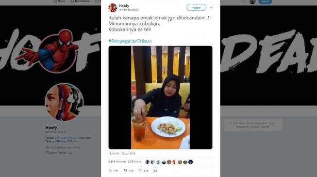 Aksi Ibu-ibu yang tidak fokus ini kocak. [Twitter]