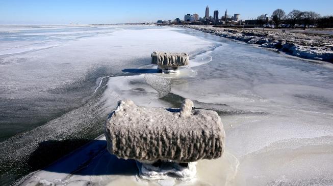 Pemandangan es menutupi garis pantai Danau Erie dengan garis langit Cleveland di belakang saat fenomena "polar vortex" di Cleveland, Ohio, Amerika Serikat, Kamis (31/1). [ANTARA FOTO/REUTERS/Aaron Josefczyk]