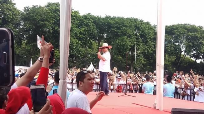 Tak Bisa Pidato Kampanye, Prabowo Beri 'Hadiah' Topi Koboi ke Relawan