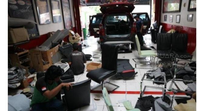 Kupu-kupu Malam Autofashion, tampak para perajin tengah menggarap interior mobil [Mobimoto.com/Cesar Uji Tawakal].