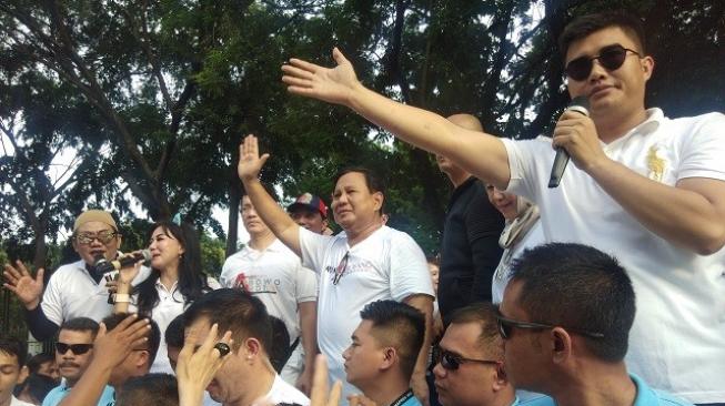 Jalan Sehat Relawan Roemah Djoeang, Tangan Prabowo Jadi Rebutan Emak-emak