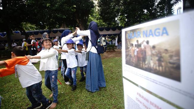 Sejumlah siswa mencoba permainan ular naga di lapangan Wali Kota Depok, Jawa Barat, Sabtu (2/2). [ANTARA FOTO/Kahfie Kamaru]