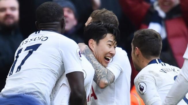 Para pemain Tottenham Hotspur merayakan gol yang dicetak oleh Son Heung-Min (tengah) ke gawang Newcastle United dalam laga Liga Inggris di Wembley Stadium. Glyn KIRK / AFP