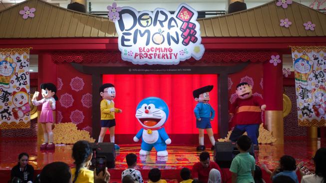 Tokoh kartun Doraemon & Friends beraksi saat acara Live Show "Doraemon Blooming Prosperity" di Plaza Ambarrukmo, Sleman, DI Yogyakarta, Jumat (1/2). [ANTARA FOTO/Andreas Fitri Atmoko]