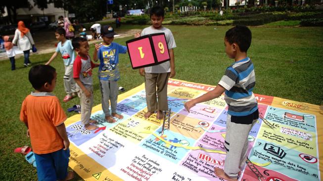 Sejumlah siswa mencoba permainan Ular Tangga di lapangan Wali Kota Depok, Jawa Barat, Sabtu (2/2). [ANTARA FOTO/Kahfie Kamaru]
