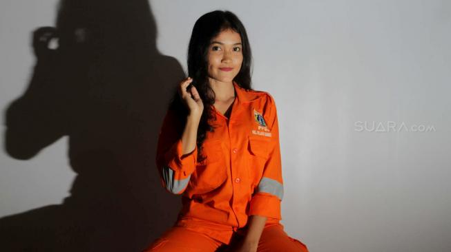 Selha Purba (21) petugas PPSU (Penanganan Sarana dan Prasarana Umum) saat sesi foto untuk Suara.com di Jakarta Selatan, (1/2). [Suara.com/Fakhri Hermansyah]