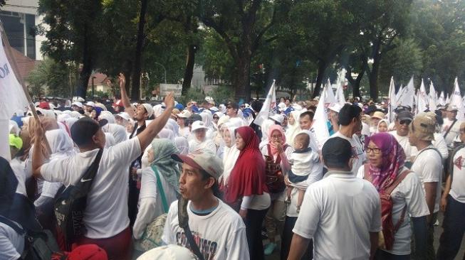 Ribuan Pendukung Prabowo-Sandiaga Turun ke Jalan, Lalin Ditutup Sementara