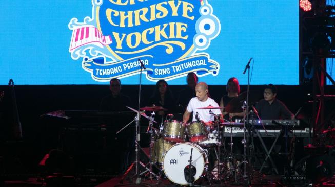 Selain menyanyi, Marcell juga memainkan drum di konser Konser Erros Chrisye Yockie: Tembang Persada Sang Tritunggal. [Bertiga Satu Rasa]