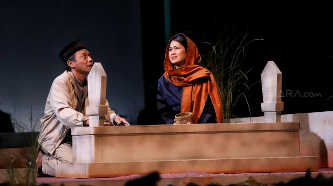 Aktris Prisia Nasution memerankan teater yang bertajuk 'Nyanyi Sunyi Revolusi' di Gedung Kesenian Jakarta (GKJ), Sabtu (2/2). [Suara.com/Muhaimin A Untung]