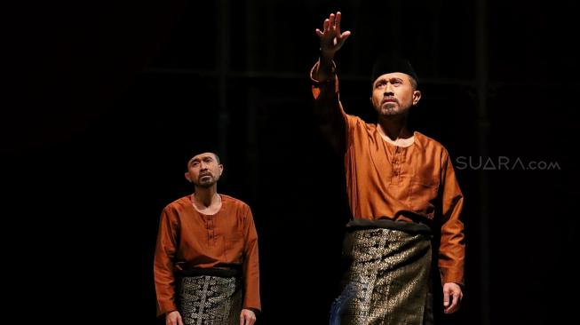 Aktor Lukman Sardi (kanan) memerankan teater yang bertajuk 'Nyanyi Sunyi Revolusi' di Gedung Kesenian Jakarta (GKJ), Sabtu (2/2). [Suara.com/Muhaimin A Untung]