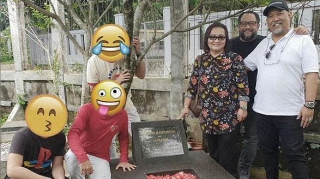 Indro Warkop ziarah ke makam Kasino. Di situ, Indro juga menginformasikan kalau ada aktor baru untuk pemeran Dono, Kasino dan Indro. (Instagram)