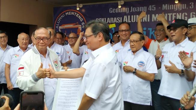 Sejumlah alumni Kanisius yang tergabung dalam Menteng 64 mendeklarasikan dukungan pada capres dan cawapres nomor urut 01, Jokowi - Ma'ruf Amin, di Gedung Joang 45, Menteng, Jakarta Pusat, Minggu (3/2/2019). [Suara.com/Muhammad Yasir]