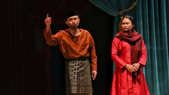 Aktor Lukman Sardi memerankan teater yang bertajuk 'Nyanyi Sunyi Revolusi' di Gedung Kesenian Jakarta (GKJ), Sabtu (2/2). [Suara.com/Muhaimin A Untung]