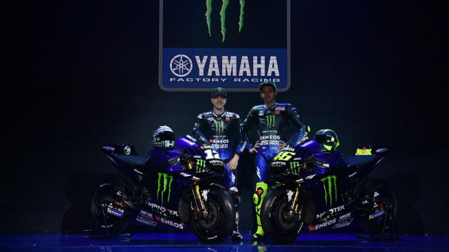 Pebalap MotoGP Valentino Rossi (kanan) dan Maverick Vinales berpose di depan motor YZR-M1 saat peluncuran Monster Energy Yamaha MotoGP Team di Jakarta, Senin (4/2). ANTARA FOTO/Sigid Kurniawan