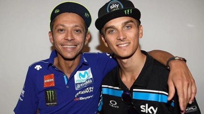 Pebalap kawakan MotoGP, Valentino Rossi (kiri), berfoto bersama adik tirinya, Luca Marini. [Instagram@Sky Racing Team VR46]