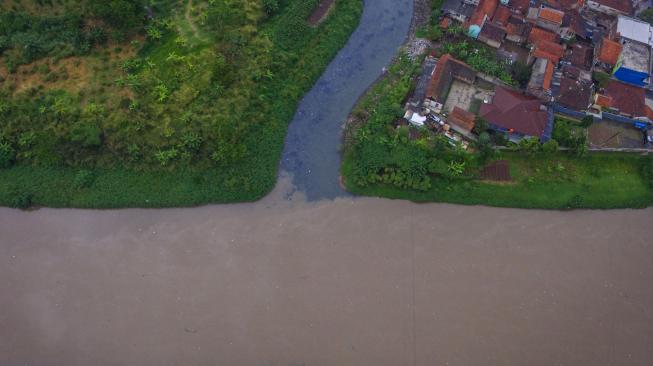 Foto udara limbah pabrik yang dibuang di Daerah Aliran Sungai (DAS) Citarum, Rancamanyar, Kabupaten Bandung, Jawa Barat, Minggu (3/2). ANTARA FOTO/Raisan Al Farisi