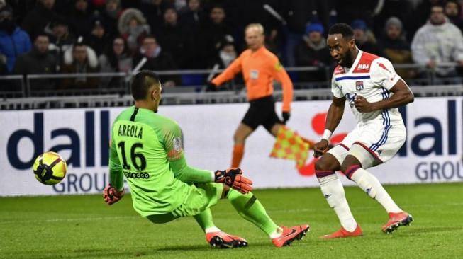 Pemain Lyon Moussa Dembele menjebol gawang PSG di ajang Ligue 1, Senin (4/2/2019) [AFP]