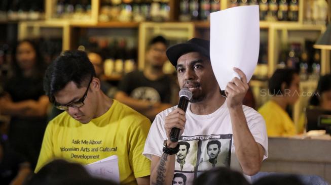 Musisi Glenn Fredly bersama Peneliti Koalisi Seni memberi keterangan tentang penolakan RUU Permusikan di Cilandak Town Square, Jakarta, Senin (4/2). [Suara.com/Muhaimin A Untung]