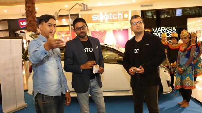 CEO Oto.com Gaurav Gupta dan Chief Business Officer (CBO) Oto.com Wasudewan sedang mengunjungi salah satu booth di Oto Lucky Drive ada 24 Januari 2019 di Grand Metropilitan Mal, Bekasi [Oto.com].