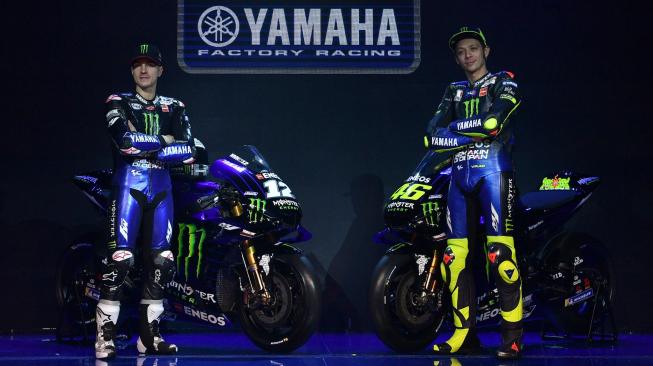 Pebalap MotoGP Valentino Rossi (kanan) dan Maverick Vinales berpose di depan motor YZR-M1 saat peluncuran Monster Energy Yamaha MotoGP Team di Jakarta, Senin (4/1). ANTARA FOTO/Sigid Kurniawan