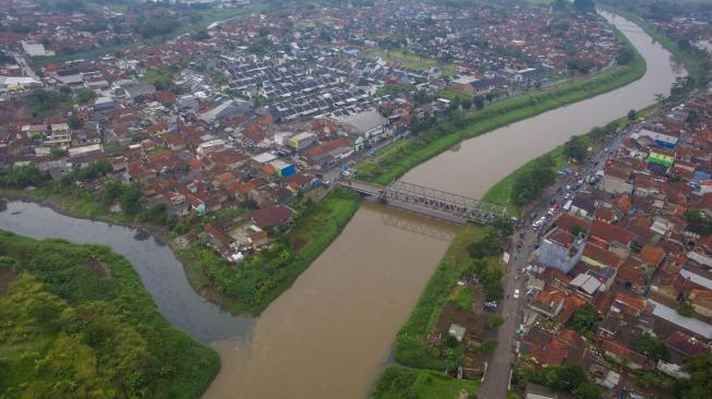 Foto udara limbah pabrik yang dibuang di Daerah Aliran Sungai (DAS) Citarum, Rancamanyar, Kabupaten Bandung, Jawa Barat, Minggu (3/2). ANTARA FOTO/Raisan Al Farisi