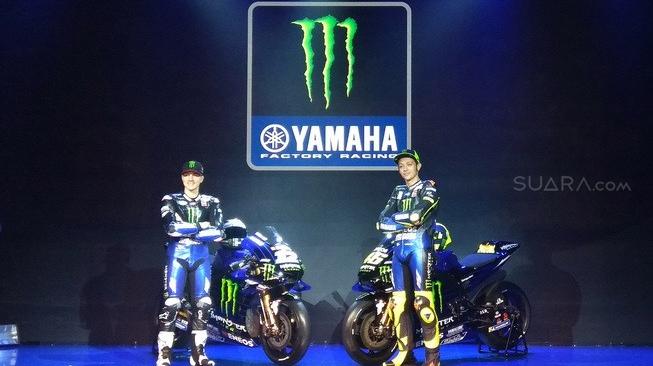 Dua pebalap Monster Energy Yamaha, Valentino Rossi (kanan) dan Maverick Vinales, saat menghadiri peluncuran motor terbaru untuk gelaran MotoGP 2019 di Hotel Four Seasons Kuningan, Jakarta, Senin (4/2/2019). [Suara.com/Arief Apriadi]