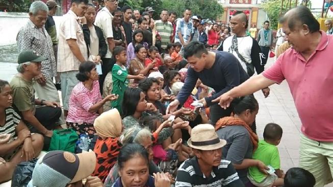 Berburu Sedekah Imlek, Pengemis Padati Vihara Dharma Bakti