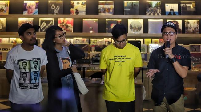 Musisi Glenn Fredly bersama Rara Sekar, Peneliti Koalisi Seni dan Manager Band Seringai Wendy Putranto memberi keterangan tentang penolakan RUU Permusikan di Cilandak Town Square, Jakarta, Senin (4/2). [Suara.com/Muhaimin A Untung]