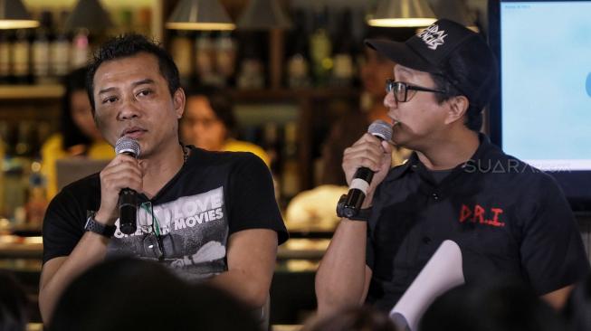 Anggota DPR Anang Hermansyah bersama Manager Band Seringai Wendy Putranto memberi keterangan tentang penolakan RUU Permusikan di Cilandak Town Square, Jakarta, Senin (4/2). [Suara.com/Muhaimin A Untung]