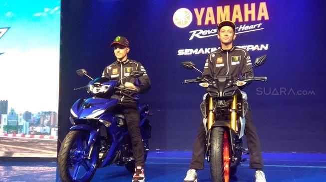 Pebalap Monster Energy Yamaha, Valentino Rossi (kanan) dan Maverick Vinales, memperkenalkan dua produk baru Yamaha, MT-15 dan New MX-King, di Hotel Four Seasons, Kuningan, Jakarta, Senin (4/2/2019). [Suara.com/Arief Apriadi]