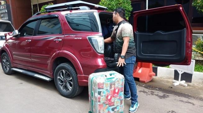 Resmi Ditahan, Sekoper Barang Milik Vanessa Angel Diserahkan ke Keluarga