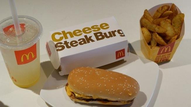 Cheese Steak Burger dari McDonald's Indonesia.